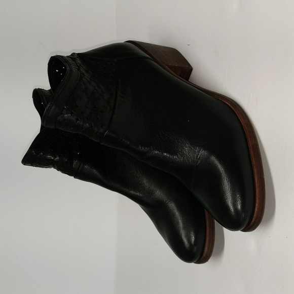 Kelsi dagger perforated booties - Picture 2 of 5